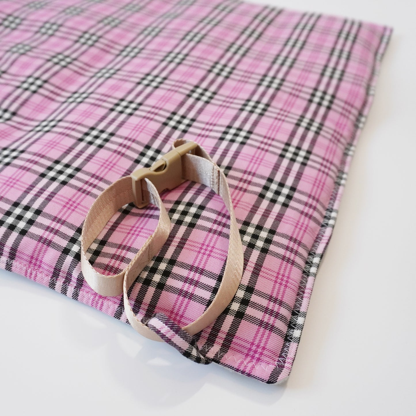 Close up of travel mat beige strap and buckle by LE PUP.